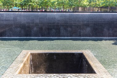 NEW YORK CITY, ABD - 29 Mart 2020: 9 / 11 Memorial Park New York, New York, ABD