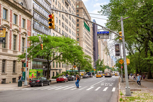 НЬЮ-ЙОРК Сити, США - 29 марта 2020 года: Пятая авеню в Нью-Йорке, Нью-Йорк, США