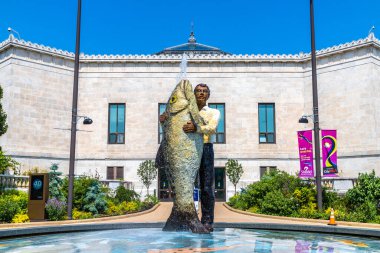 Chicago, ABD - 29 Mart 2020: Shedd Akvaryum binasının yanındaki Balıklı Adam heykeli, ABD
