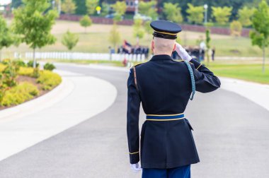 WASHINGTON DC, ABD - 29 Mart 2020: ABD 'nin başkenti Washington' da Arlington 'da düzenlenen askeri defin töreninde ABD' li asker selamlaması