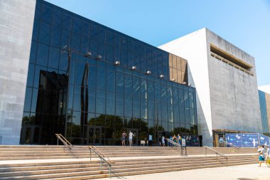 WASHINGTON DC, ABD - 29 Mart 2020: Güneşli bir günde Washington DC 'de Smithsonian Ulusal Hava ve Uzay Müzesi
