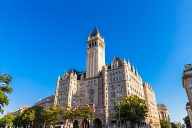 WASHINGTON DC, ABD - 29 Mart 2020: Trump International Hotel (Eski Postane Müzesi) güneşli bir günde, ABD