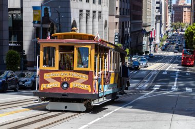 SAN FRANCISCO, ABD - 29 Mart 2020: San Francisco, Kaliforniya, ABD 'deki Cable Car tramvayı