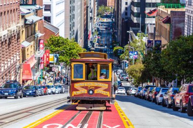 SAN FRANCISCO, ABD - 29 Mart 2020: San Francisco, Kaliforniya, ABD 'deki Cable Car tramvayı