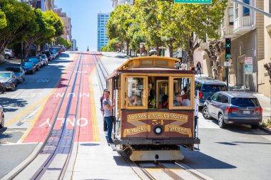 SAN FRANCISCO, ABD - 29 Mart 2020: San Francisco, Kaliforniya, ABD 'deki Cable Car tramvayı