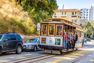 SAN FRANCISCO, ABD - 29 Mart 2020: San Francisco, Kaliforniya, ABD 'deki Cable Car tramvayı
