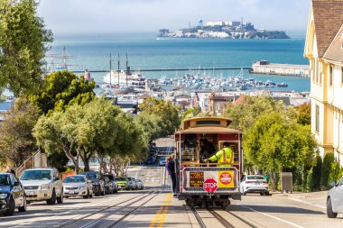 SAN FRANCISCO, ABD - 29 Mart 2020: The Cable car tramvay ve Alcatraz hapishane adası San Francisco, Kaliforniya, ABD