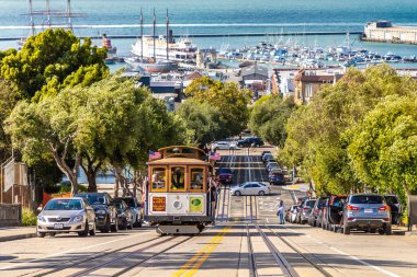 SAN FRANCISCO, ABD - 29 Mart 2020: San Francisco, Kaliforniya, ABD 'deki Cable Car tramvayı