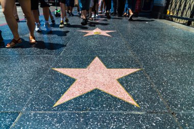 LOS ANGELES, HOLYWOOD, ABD - 29 Mart 2020: Los Angeles, Kaliforniya, ABD 'deki Hollywood Walk of Fame' de yürüyen insanlar