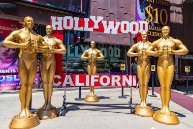 LOS ANGELES, HOLYWOOD, ABD - 29 Mart 2020: Hollywood, Los Angeles, Kaliforniya, ABD 'deki Şöhret Yolu' nda Oscar heykelleri