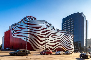 LOS ANGELES, ABD - 29 Mart 2020: Petersen Otomotiv Müzesi Los Angeles, Kaliforniya, ABD