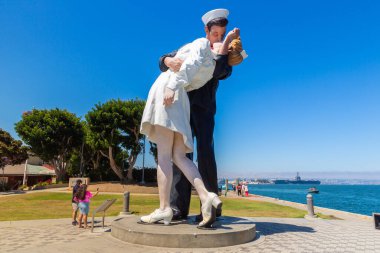 SAN DIEGO, ABD - 29 Mart 2020: San Diego, Kaliforniya, ABD 'de Koşulsuz Teslim Heykeli