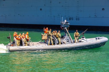 SAN DIEGO, ABD - 29 Mart 2020: San Diego, Kaliforniya, ABD 'deki modern nükleer uçak gemisine karşı donanma koruma botu devriyesi