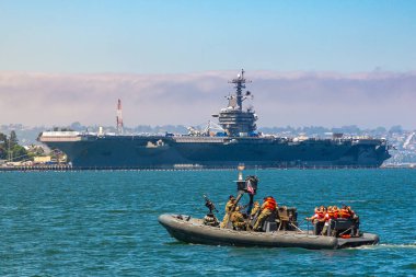 SAN DIEGO, ABD - 29 Mart 2020: San Diego, Kaliforniya, ABD 'deki modern nükleer uçak gemisine karşı donanma koruma botu devriyesi