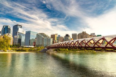 CALGARY, CANADA - 2 Nisan 2020: Güneşli bir günde Kanada 'nın Calgary şehrinde Bow Nehri üzerindeki Barış Köprüsü