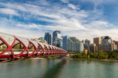 CALGARY, CANADA - 2 Nisan 2020: Güneşli bir günde Kanada 'nın Calgary şehrinde Bow Nehri üzerindeki Barış Köprüsü