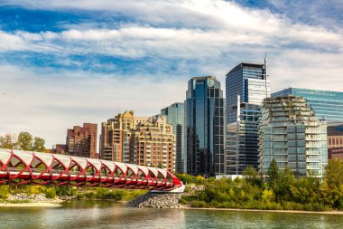 CALGARY, CANADA - 2 Nisan 2020: Güneşli bir günde Kanada 'nın Calgary şehrinde Bow Nehri üzerindeki Barış Köprüsü