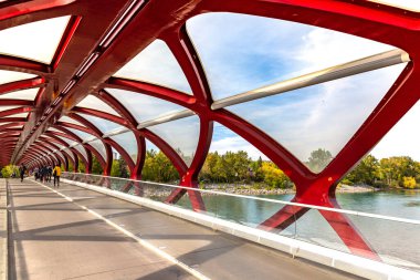 CALGARY, CANADA - 2 Nisan 2020: Güneşli bir günde Kanada 'nın Calgary şehrinde Bow Nehri üzerindeki Barış Köprüsü