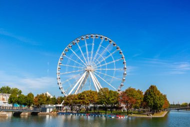 Montreal, CANADA - 2 Nisan 2020: Montreal 'de güneşli bir günde, Quebec, Kanada' da Gözlem Dönme Dolabı (La Grande Roue de Montreal)