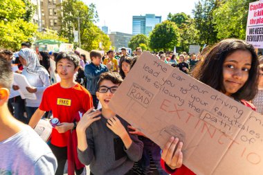 TORONTO, CANADA - 27 Eylül 2019: İklim için Küresel Grev ve Toronto, Ontario, Kanada 'da İklim Adaleti Yürüyüşü