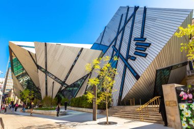 TORONTO, CANADA - 2 Nisan 2020: Toronto 'daki Royal Ontario Müzesi güneşli bir günde, Ontario, Kanada