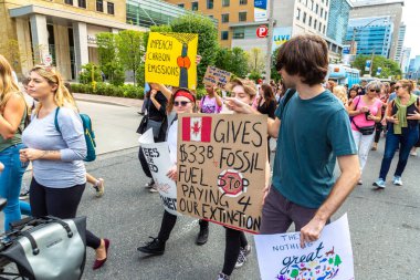 TORONTO, CANADA - 27 Eylül 2019: İklim için Küresel Grev ve Toronto, Ontario, Kanada 'da İklim Adaleti Yürüyüşü