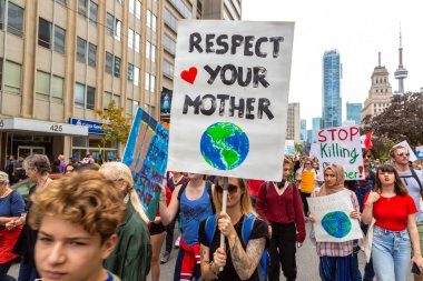 TORONTO, CANADA - 27 Eylül 2019: İklim için Küresel Grev ve Toronto, Ontario, Kanada 'da İklim Adaleti Yürüyüşü