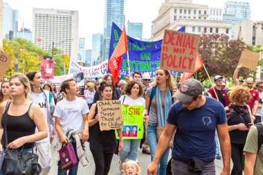 TORONTO, CANADA - 27 Eylül 2019: İklim için Küresel Grev ve Toronto, Ontario, Kanada 'da İklim Adaleti Yürüyüşü