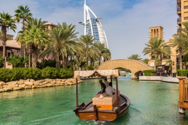 DUBAI, BİRLİK ARAB EMIRATES - 31 HAZİRAN 2020: Güneşli bir Dubai gününde Madinat Jumeirah lüks otelinden Burj Al-Arap oteline bakın