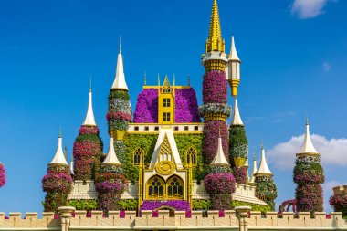 DUBAI, BİRLİK ARAB EMIRATES - 29 Mart 2020: Güneşli bir günde Dubai Mucize Bahçesi, Birleşik Arap Emirlikleri