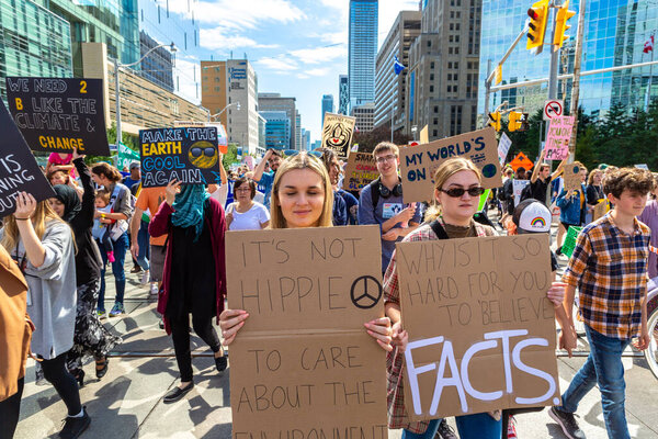 ТОРОНТО, КАНАДА - 27 сентября 2019 года: Глобальная забастовка за климат и марш за климатическую справедливость в Торонто, Онтарио, Канада