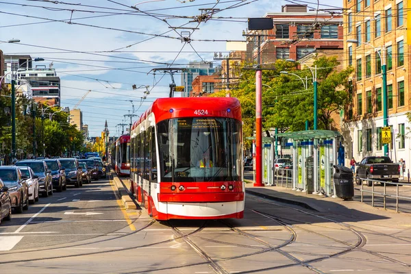 多伦多 2020年4月2日 阳光灿烂的多伦多现代有轨电车 加拿大安大略省 — 图库照片