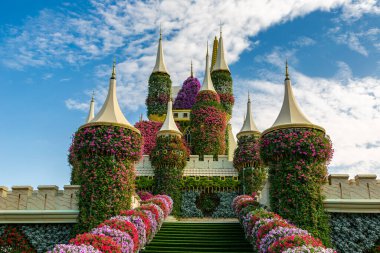 DUBAI, BİRLİK ARAB EMIRATES - 29 Mart 2020: Güneşli bir günde Dubai Mucize Bahçesi, Birleşik Arap Emirlikleri