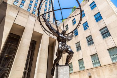 NEW YORK CITY, ABD - 15 Mart 2020: Manhattan, New York 'taki Rockefeller Center' da Atlas Heykeli