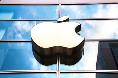 NEW YORK CITY, ABD - 15 Mart 2020: New York, ABD 'deki Apple Fifth Avenue' de Apple mağaza logosu