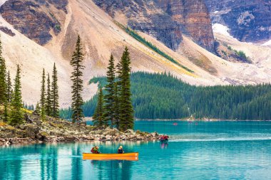 Moraine Gölü, Kanada - 2 Nisan 2020: Kanada Banff Ulusal Parkı Moraine Gölü üzerinde Turist Kanosu