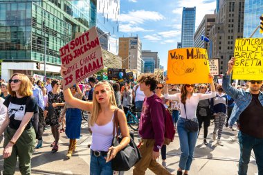 TORONTO, CANADA - 27 Eylül 2019: İklim için Küresel Grev ve Toronto, Ontario, Kanada 'da İklim Adaleti Yürüyüşü