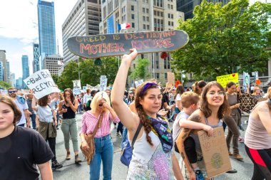 TORONTO, CANADA - 27 Eylül 2019: İklim için Küresel Grev ve Toronto, Ontario, Kanada 'da İklim Adaleti Yürüyüşü