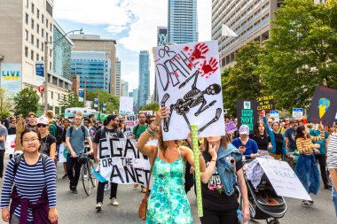 TORONTO, CANADA - 27 Eylül 2019: İklim için Küresel Grev ve Toronto, Ontario, Kanada 'da İklim Adaleti Yürüyüşü