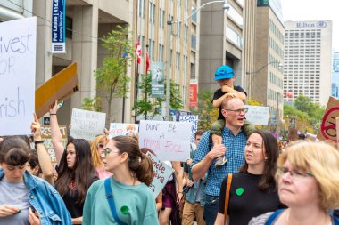 TORONTO, CANADA - 27 Eylül 2019: İklim için Küresel Grev ve Toronto, Ontario, Kanada 'da İklim Adaleti Yürüyüşü