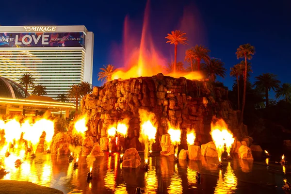 Las Vegas Usa März 2020 Künstlicher Vulkanausbruch Mirage Hotel Und — Stockfoto