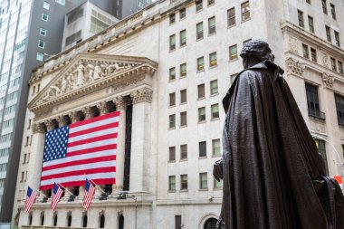 Statue of George Washington at New York Stock Exchange building in Manhattan, New York City, USA clipart