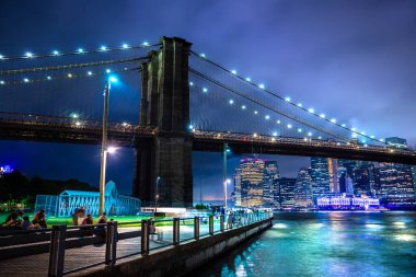 Brooklyn Köprüsü ve Manhattan şehir merkezinin panoramik gece görüntüsü New York City, ABD 'de gün batımından sonra
