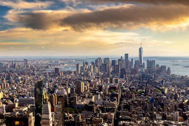New York City, New York, ABD 'de günbatımında Manhattan' ın panoramik hava manzarası