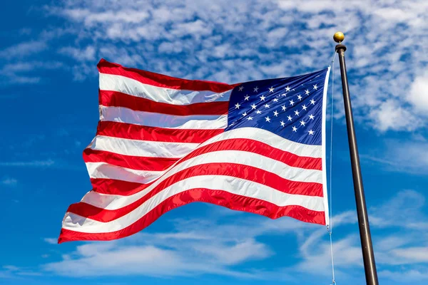 Usa Flagge Weht Klarem Blauen Himmel — Stockfoto