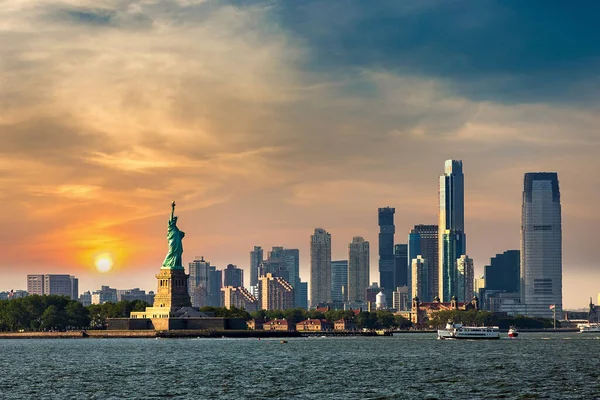 New York New York Abd Deki Özgürlük Heykeli Jersey Şehrinin — Stok fotoğraf