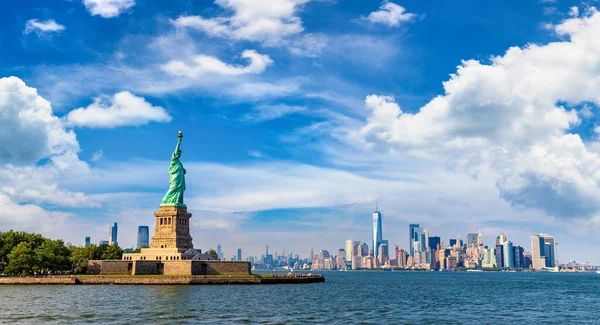 Socha Svobody Proti Městskému Pozadí Manhattanu New Yorku Usa — Stock fotografie