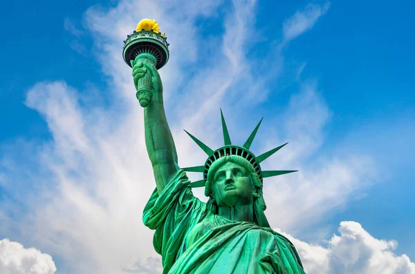 Vrijheidsbeeld Tegen Blauwe Lucht Met Prachtige Wolkenachtergrond New York City — Stockfoto