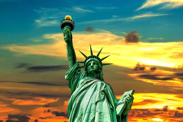 Freiheitsstatue Vor Sonnenuntergang Mit Wunderschönem Wolkenhintergrund New York City Usa — Stockfoto