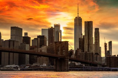 Brooklyn Köprüsü 'nün günbatımı ve New York City, ABD' deki Manhattan şehir merkezinin panoramik manzarası.